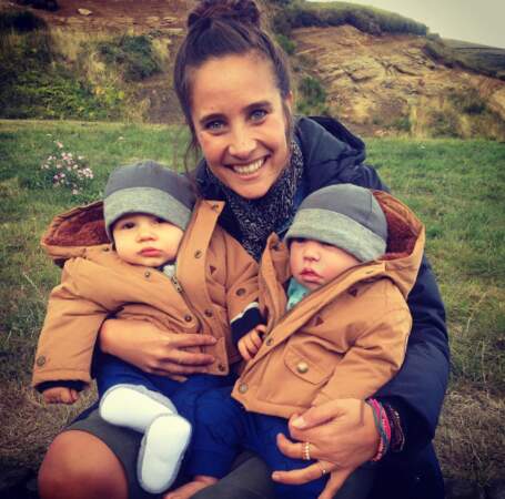 Sur le tournage de Sources vives, Julie de Bona pose avec deux bébés, l'un est vrai et l'autre est faux