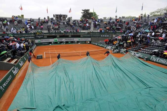 Le tirage de bâche devient une véritable habitude à Roland Garros en 2013