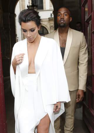 Même Kanye avait l'air choqué par la robe blanche de sa belle