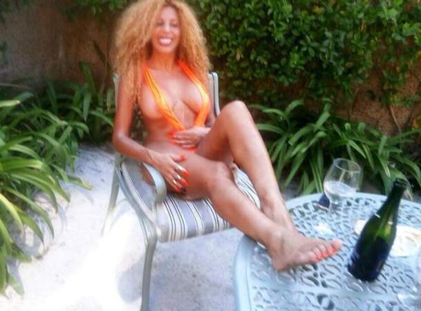 Afida Turner ne part jamais en vacances sans son trikini orange