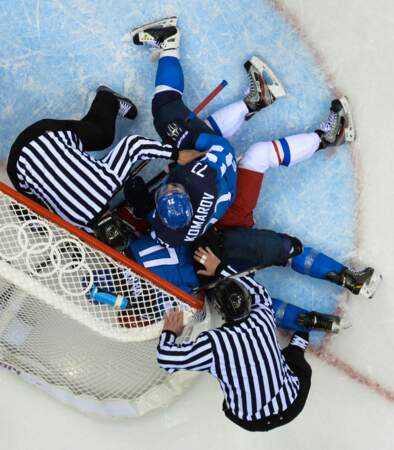 Fin de match laborieuse entre la Russie et la Finlande en hockey sur glace