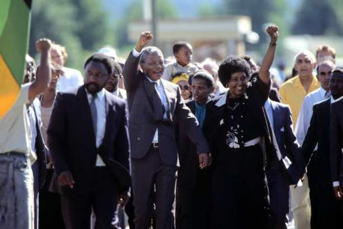 Nelson Mandela sort de prison le 11 février 1990 après 26 ans de captivité 
