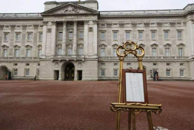 ... déposé sur un chevalet dans la cour du palais de Buckingham
