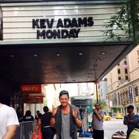 Sur Instagram, Kev Adams kiffe la life, et il y a de quoi ! A New York l'été dernier pour sa tournée Voilà voilà.