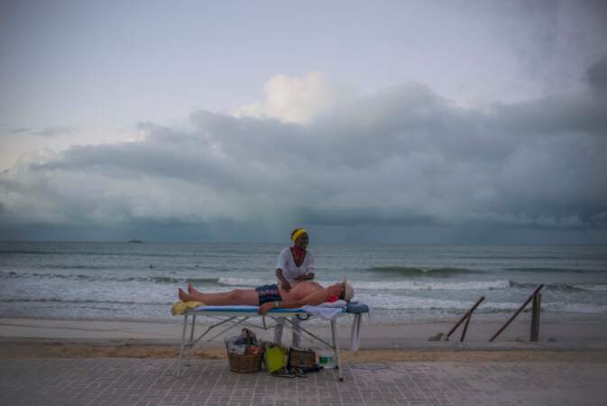 D'autres brésiliens prennent du bon temps au bord de la plage...
