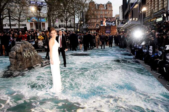 Emma Watson, les pieds dans l'eau à Leicester Square à Londres