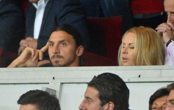 Zlatan blessé et sa femme Helena, exilés en tribune.