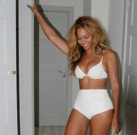 Beyoncé se balade en tenue légère. 