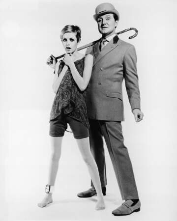 A la fin des années 60, Patrick Macnee pose avec le mannequin britannique Twiggy pour la promotion de la série