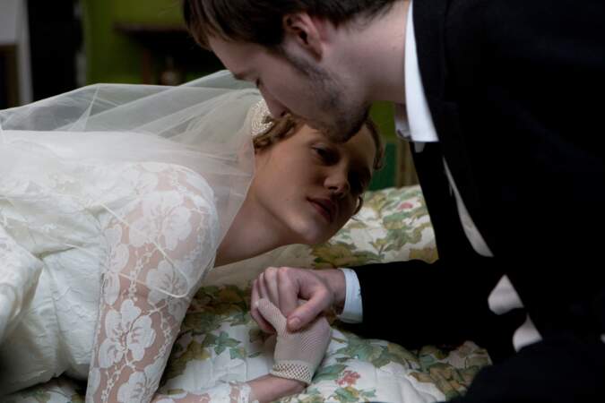 En robe de mariée dans le téléfilm Roses à crédit (2010)