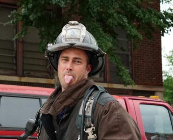 Ce jour-là, Taylor Kinney, le pompier de Chicago Fire, était d'humeur badine