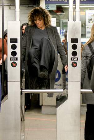 Jennifer Lopez ne paye pas son ticket de métro, mais c'est pour Shades of Blue 