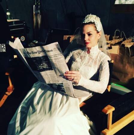 Et pendant ce temps, Jennifer Morrison, de Once Upon a Time, lit tranquillement le journal et attend son mariage