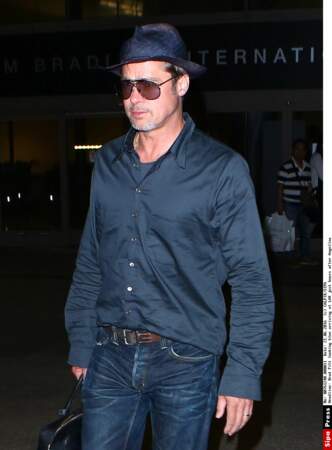 En juin 2016, Brad Pitt débarque de France seul, l'air maussade, à Los Angeles, quelques heures après Angelina