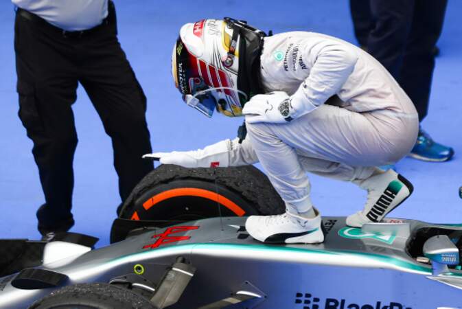 Maniaque, Lewis Hamilton nettoie ses pneus à la main.  