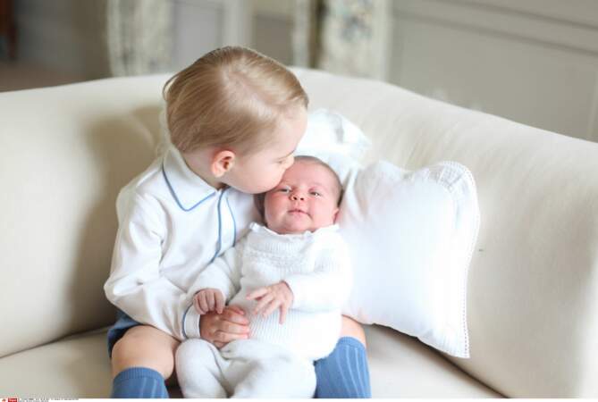 Le prince George, qui fêtera ses 2 ans en juillet, tendre avec sa petite sœur de 1 mois