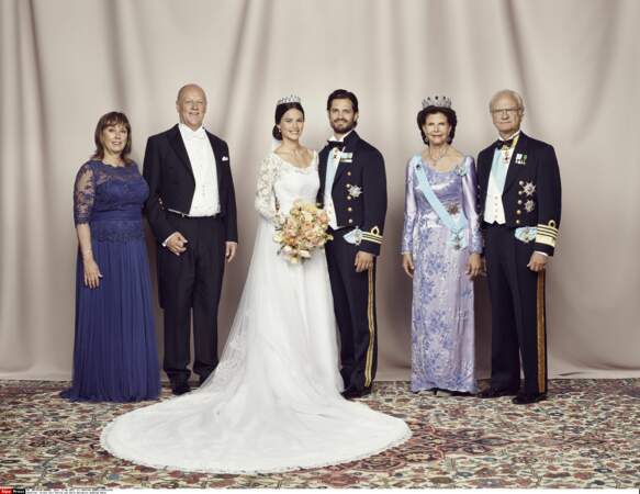 Les parents de Sofia Hellqvist ont posé avec ceux du prince Carl Philip, la reine Silvia et le roi Carl XVI Gustaf
