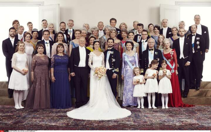 Le prince Carl Philip et la princesse Sofia entourés de leur famille