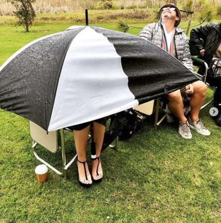 Sur le tournage de Modern Family, quelqu'un se cache sous un parapluie XXL... 