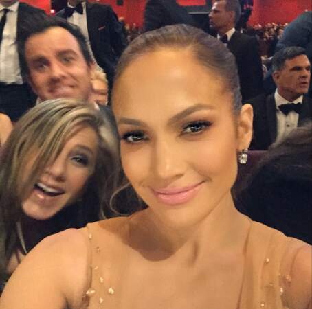 Jennifer Aniston et Justin Theroux s'invitent sur le selfie de Jennifer Lopez