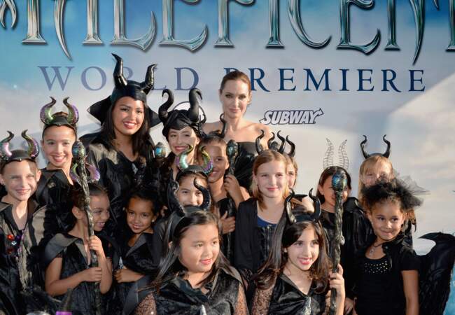 Angelina Jolie a posé avec les enfants déguisés pour l'occasion
