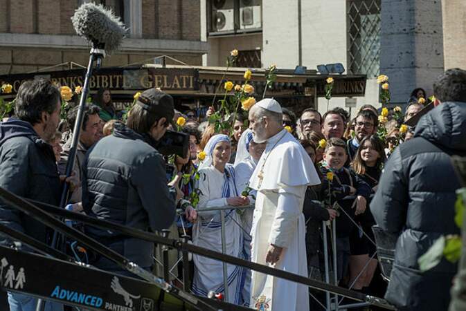 John Malkovich a l'étoffe d'un Pape sur le tournage de The New Pope, la saison 2 de The Young Pope.