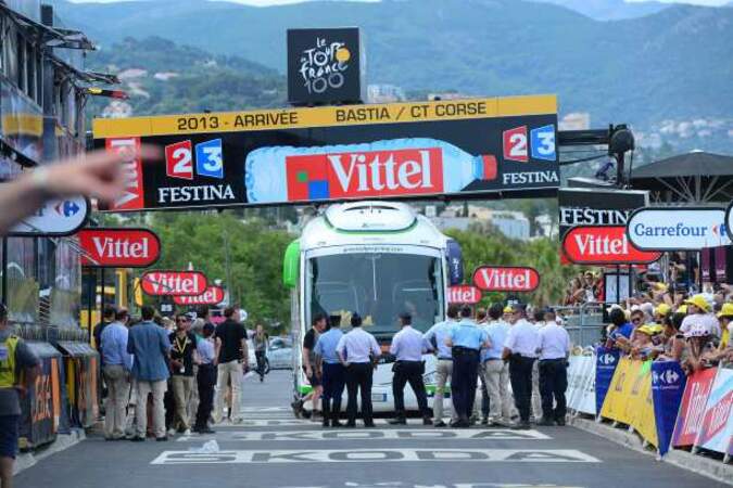Quand le car de l'équipe Orica Greenedge obstrue la ligne d'arrivée à Bastia 