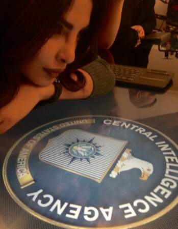 Le très grand badge de l'héroïne de Quantico, Priyanka Chopra.
