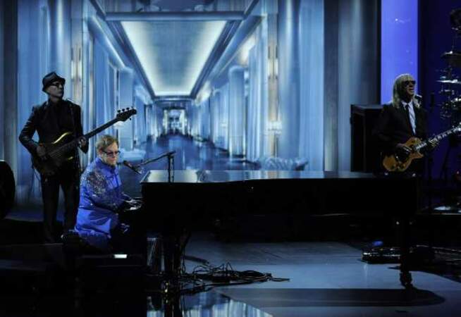 Elton John interprète Home Again sur la scène des Emmy Awards 2013