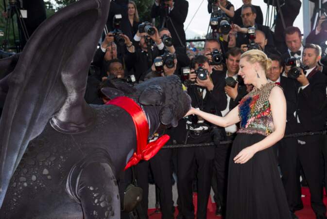 Cate Blanchett caresse Krokmou, le dragon