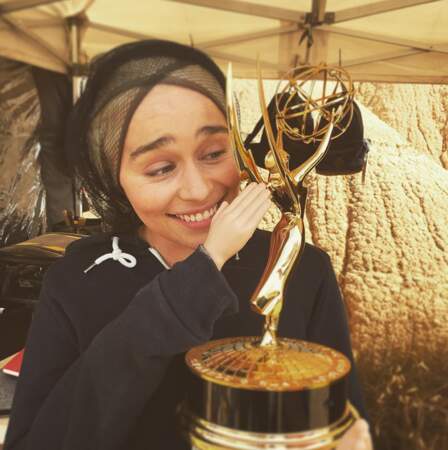 Sur le tournage de Game of Thrones, Emilia Clarke tente de voler l'un des nombreux Emmy Awards de la série