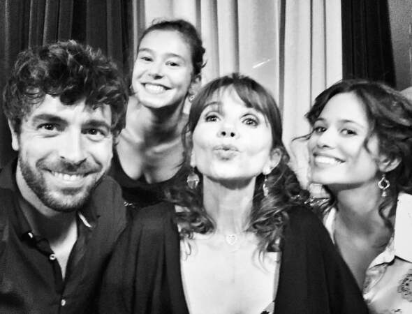 Entourée d'Agustin Galianna, Léa Lopez et Lucie Lucas, ses partenaires de Clem, Victoria Abril vous embrasse
