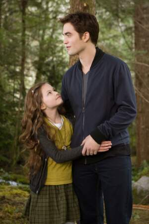 Twilight, Chapitre 4 : Révélation, deuxième partie (2012), avec sa fille Renesmée (Mackenzie Foy)