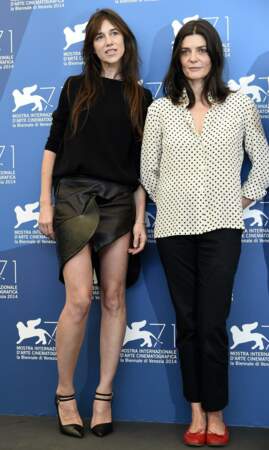 Charlotte Gainsbourg et Chiara Mastroianni, sobrement vêtues pour le photocall de 3 Cœurs...