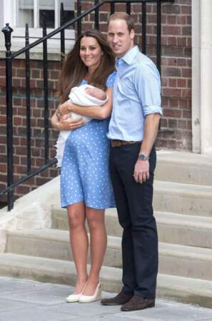 Kate porte une robe bleue à pois blancs et William, une chemise bleue
