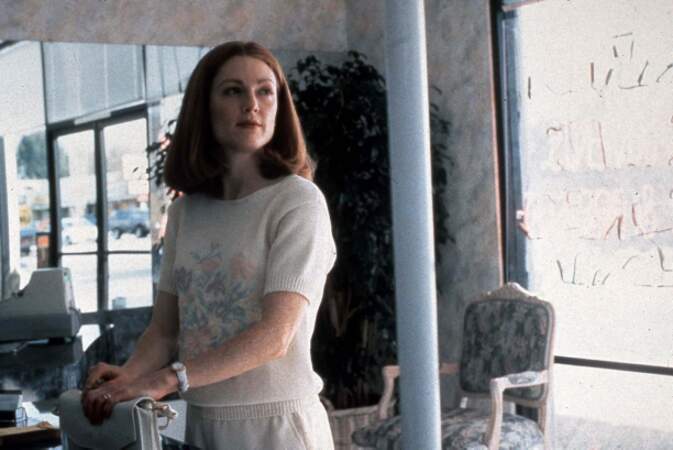 Elle se révèle dans Safe (1995), en femme au foyer atteinte d'un mal mystérieux
