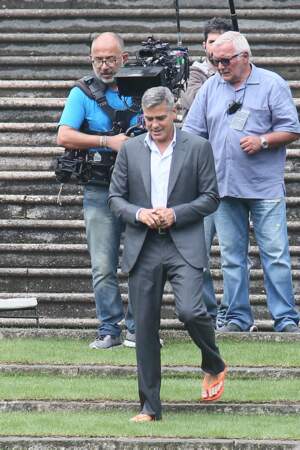George Clooney prend son pied en tongs.