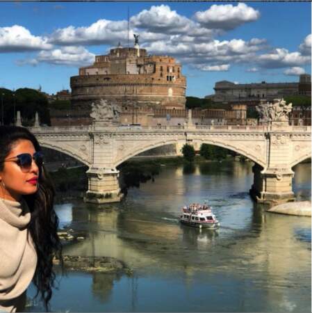 Entre le tournage de deux scènes de Quantico, Priyanka Chopra visite Rome. Ici le château Saint-Ange…
