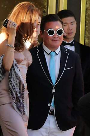 Le sosie du chanteur Psy et ses lunettes psy...chédéliques