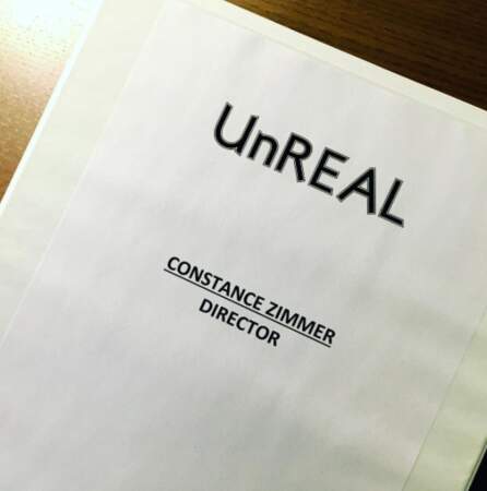 Pour la série UnREAL, l'actrice Constance Zimmer passe derrière la caméra, "un rêve qui se réalise" dit-elle