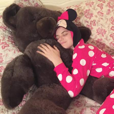 Pour s'endormir le soir, rien ne vaut un (gros) ours en peluche et un pyjama Minnie