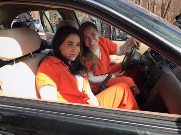 Pourquoi Audrey Esparza, l'interprète de l'agent Zapata, porte-t-elle une tenue orange de détenu ? 