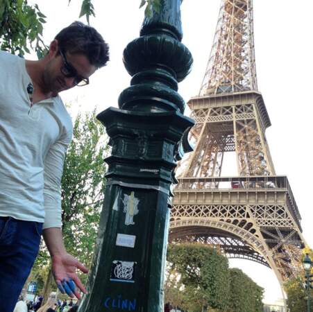 Robert Buckley sacrifie lui aussi au selfie Tour Eiffel 