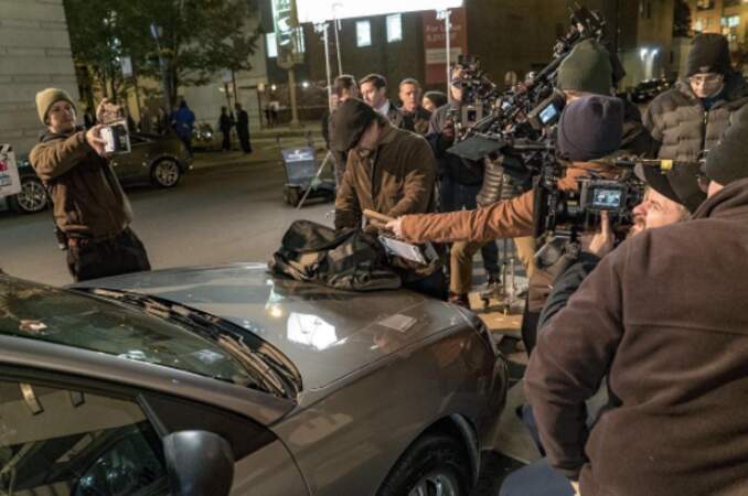 Sur le tournage de Chicago PD, Elias Koteas, l'interprète du détective Alvin Olinsky, est à l'œuvre