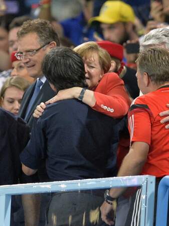 Folle de joie, la chancelière allemande Angela Merkel a sauté au cou de Joachim Low
