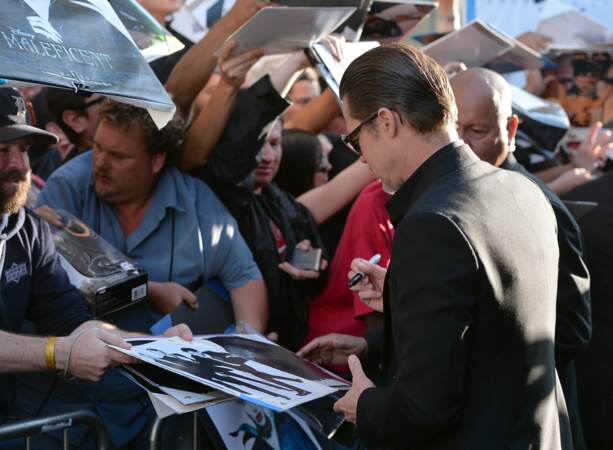 Brad Pitt aussi s'est livré à une séance d'autographes