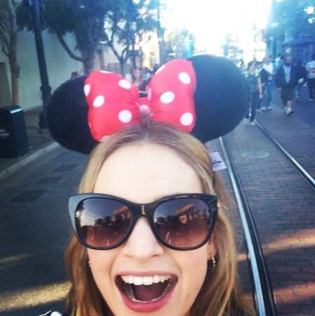 Fan de l'univers Disney ? Lily aime en tout cas flâner dans les parcs d'attractions avec ses oreilles de Minnie