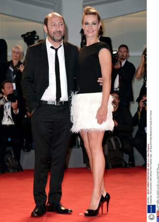 2012 : A Venise avec un look rockeuse pour la première du film "Superstar", Cécile est aussi sexy de face...