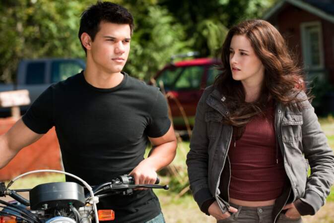 Dans Twilight - Chapitre 3 : Hésitation, Bella se console dans les bras de Jacob (Taylor Lautner)… un loup-garou !