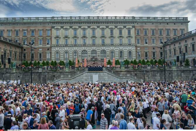 Une foule compacte était massée devant le palais royal…